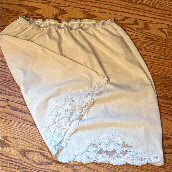 Two Vintage Lace Cream Trim Half Slips - Formfit Rogers & Undercover Wear - Picture 6 of 16